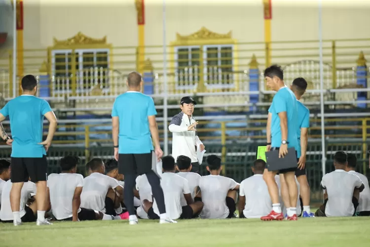 Pelatih Shin Tae-yong memimpin timnas U-23 Indonesia jelang lawan Malaysia di Grup B Piala AFF 2023, Jumat 18 Agustus 2023  (foto Humas PSSI)