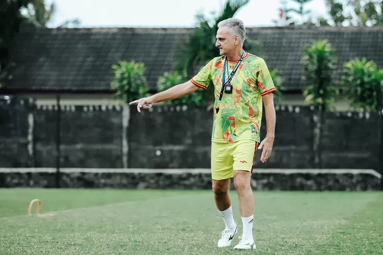 Pelatih PSS Sleman Marian Mihail senang melihat kondisi pemainnya yang tetap bugar jelang lawan tuan rumah Borneo FC (foto ligaindonesiabaru)