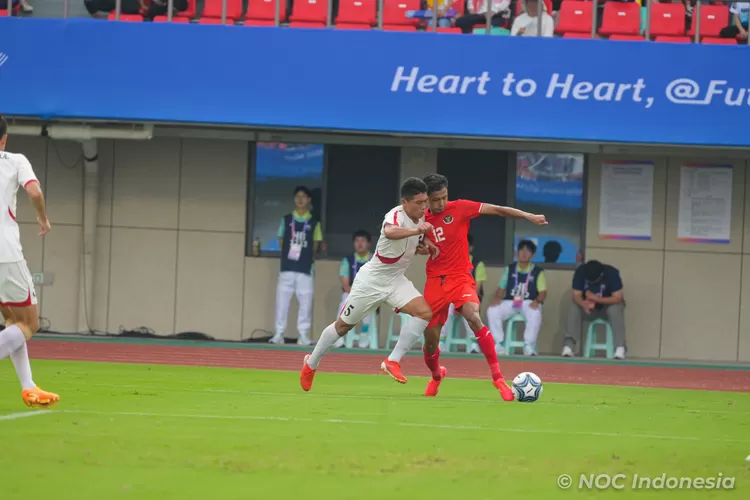 Timnas U-24 Indonesia memastikan lolos ke babak 16 besar Asian Games 2022, meski pada laga terakhir Grup F dikalahan oleh Korea Utara 0-1. Indonesia menempati satu dari empat terbaik urutan kegiga grup (foto NOC)