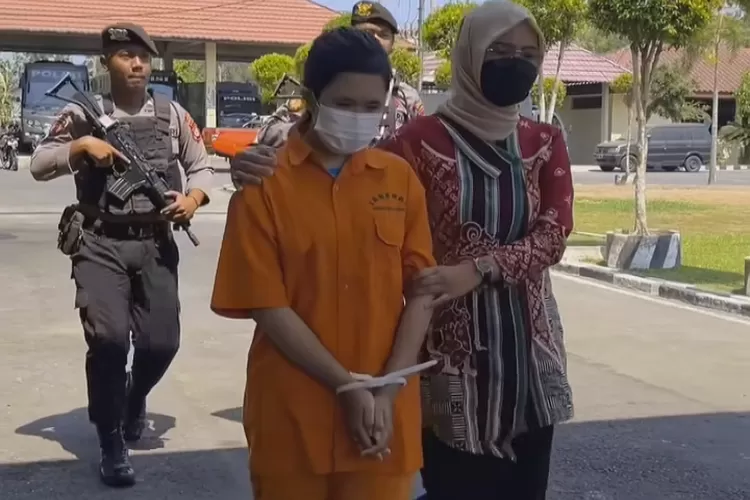 Pelaku penggelapan uang perusahaan KSP Karya Makmur digelandang Polres Kulon Progo. (Foto: Instagram/@polreskulonprogo)