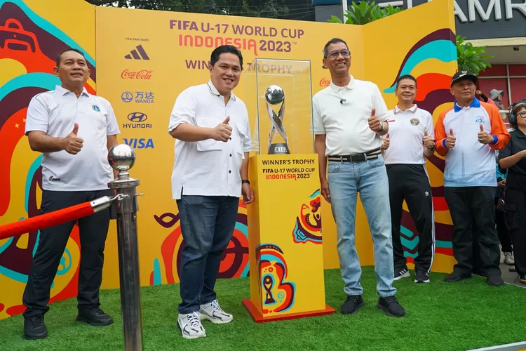 Ketua Umum PSSI didam[ping Pjs Gubernur DKI , Heru Budi Hartono hadir dalam acare pameran Trophy Experience Piala Dunia U-17, yang berlangsung di Bunderan HI Jakarta, Minggu 15 Oktober 2023 (foto PSSI.org)