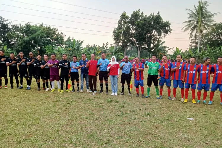 Pertandingan sepakbola antar desa di lapangan Desa Nagrak, Kecamatan Sukaraja, Kabupaten Bogor.