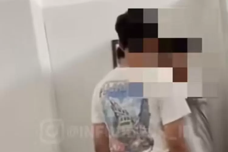 Viral video seorang siswa SMA di Depok sedang melakukan aksi perundungan (bullying) ke siswa lain di toilet sekolah. (Istagram @memomedia)