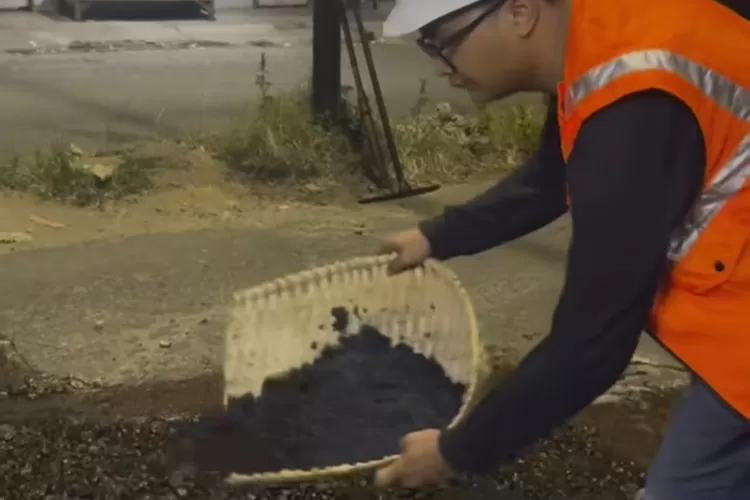 Viral TikTokers bernama Faraz Nazari memperbaiki jalan rusak di kawasan Bencongan Indah, Tangerang, Banten. (Tangkapan Layar Video Viral)