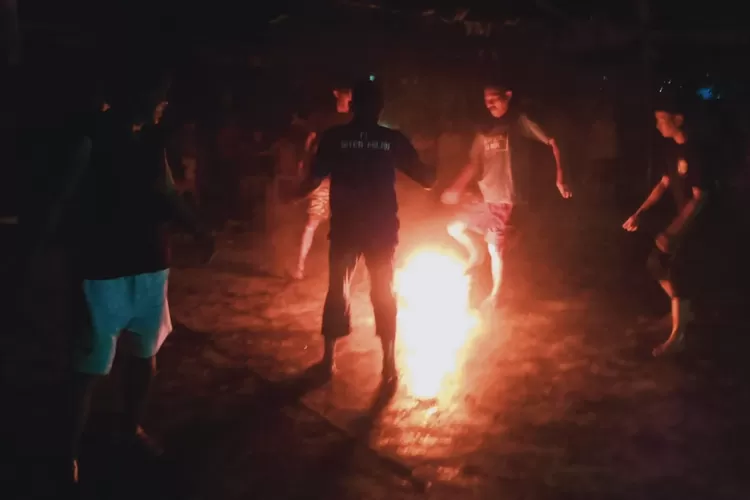 Rayakan HUT ke-78 Kemerdekaan Indonesia, warga Padurenan RT 07/03, Kelurahan Pabuaran Kecamatan Cibinong bermain bola api. (RBG.id)