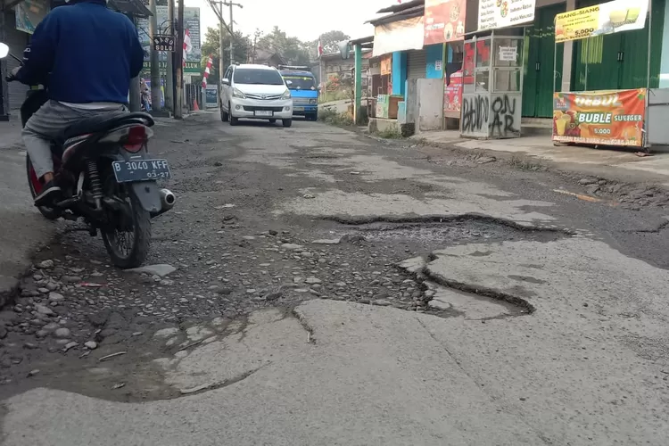 Jalan Abdul Fatah yang rusak, belum diperbaiki.  (RBG.id)