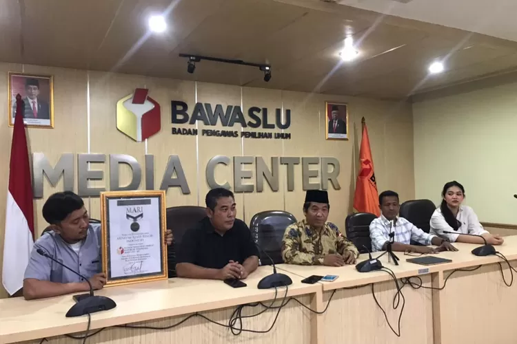 Koalisi OMS yang tergabung dalam GIAD memberikan anugerah berupa Piagam MARI kepada Bawaslu RI