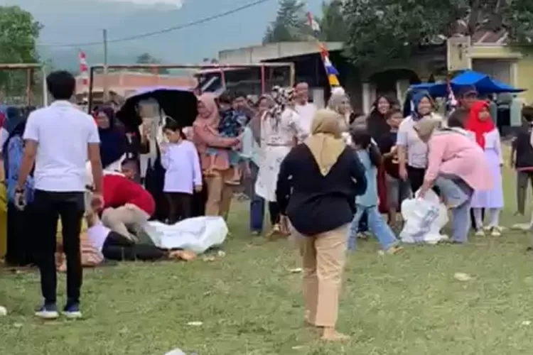 Wanita di Kerinci Jambi meninggal dunia saat mengikuti lomba balap karung. (Tangkapan Layar Video Viral)
