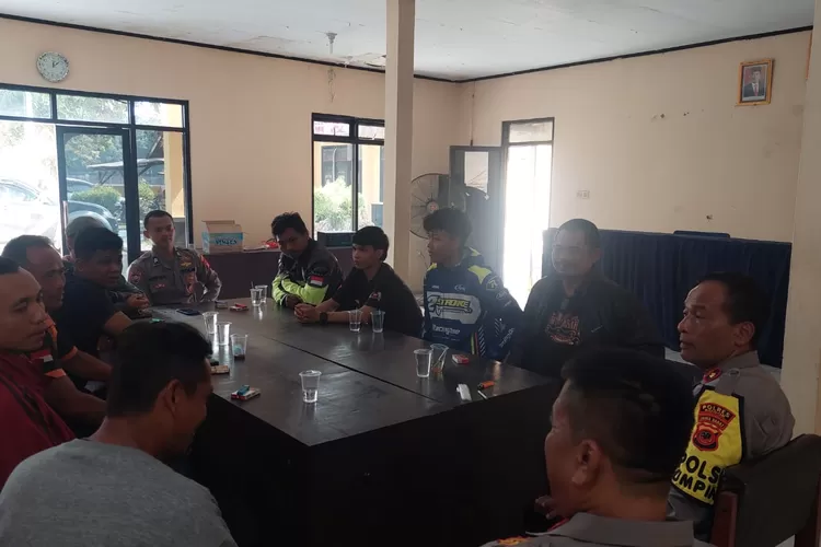 Kapolsek Rumpin Kompol Sumijo mengumpulkan kedua belah pihak di kantor polisi. 