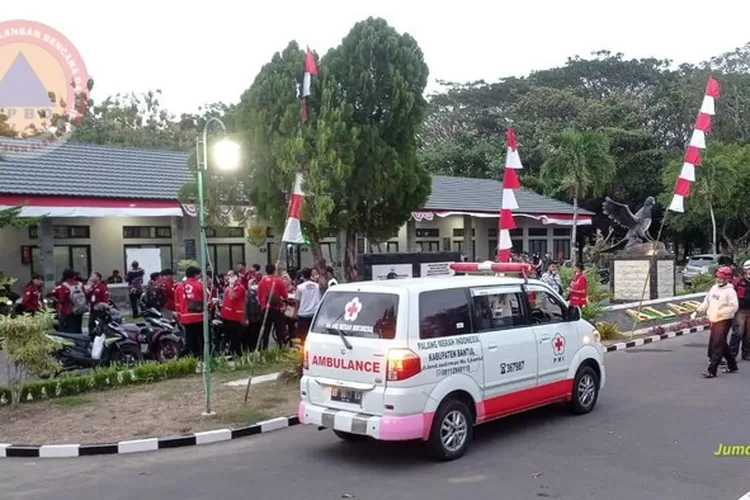 Proses evakuasi maba UPN Jogja yang diduga keracunan  (dok. BPBD Sleman)
