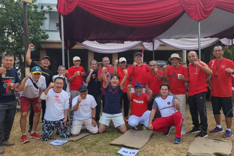 Warga RW 09, Taman Yasmin, Kelurahan Cilendek Timur berfoto bersama di sela acara.
