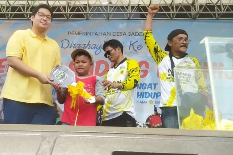 Alfad (baju merah) siswa kelas 3 SD yang masih berusia 8 tahun asal Desa Sadeng viral menjadi perbincangan karena mendapatkan hadiah satu unit motor. 