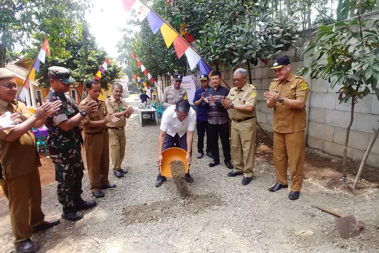 Jalan Gang Lonceng, RT 04 RW 04, Desa Curug, Kecamatan Gunungsindur yang semula hanya setapak kini akan dibuat menjadi beton.