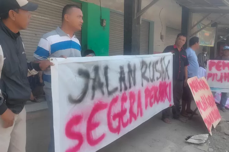 Para Ketua RT di Desa Cinangka, Bogor berunjukrasa di Jalan Abdul Fatah. (RBG.id)