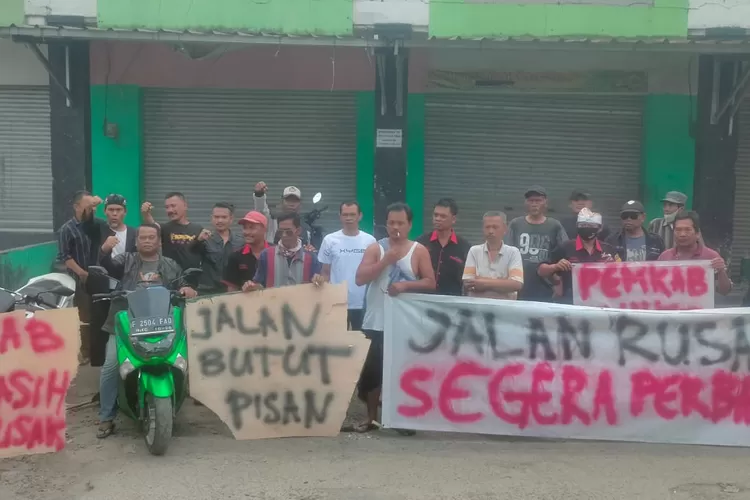 Para Ketua RT dan warga Desa Cinangka berunjukrasa di Jalan Abdul Fatah yang rusak.  (RBG.id)