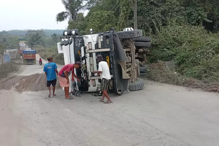 Truk tambang bermuatan pasir terbalik di Tanjakan Leuwiranji, Bogor, Selasa (22/8/2023) (RBG.id)