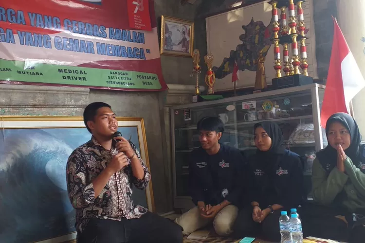Para mahasiswa KKN UIN Syarif Hidayatullah berdiskusi di Kampung Literasi