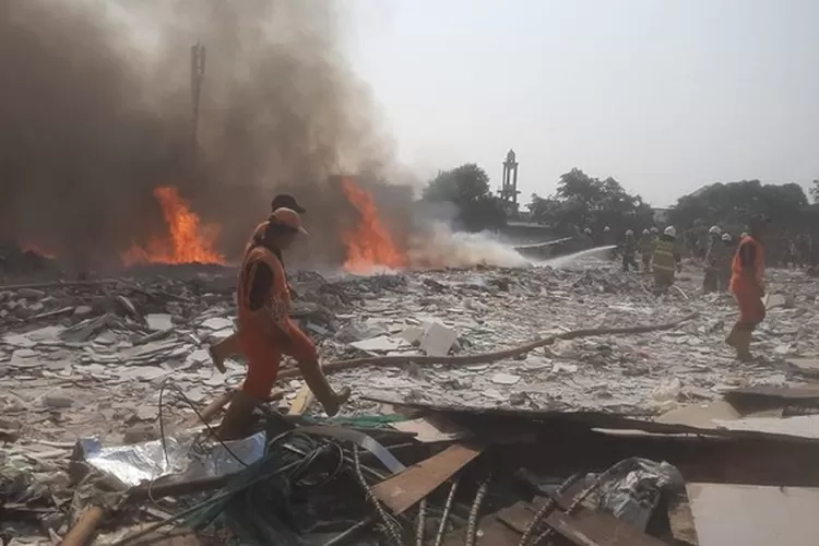 Kebakaran tumpukan sampah di Cengkareng.  (dok @humasjakfire)