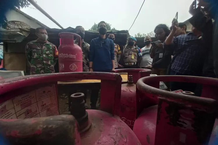 Polres Bogor menggerebek pabrik gas elpiji oplosan di kawasan Rumpin. (RBG.id)