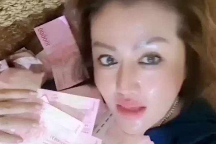 Seorang Kepala Cabang Perumdam Tirta Mukti Cianjur Kota bernama Imas Maesaroh dicopot dari jabatannya usai membuat video flexing uang. (Istimewa)