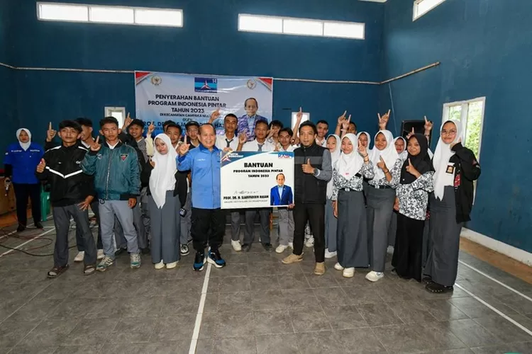 Wakil Ketua MPR Sjarifuddin Hasan (Syarief Hasan) memberikan beasiswa dalam Program Indonesia Pintar untuk 150 siswa SMKN Bina Insan di Cianjur.  (Foto: Dok. MPR RI)