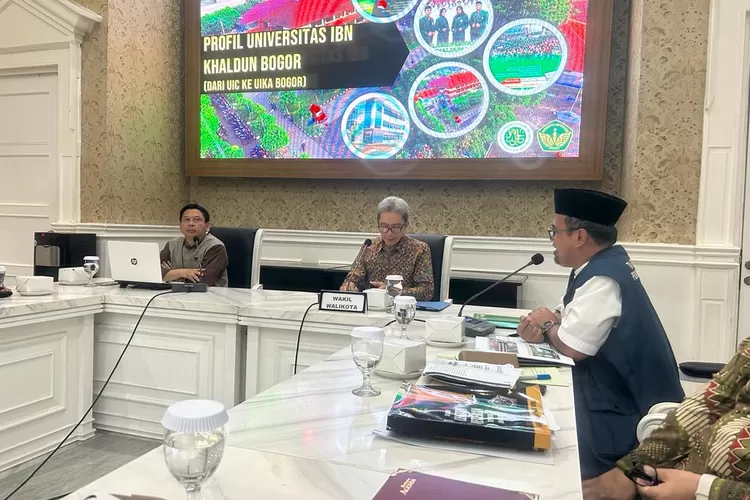 Prof. Dr. HE. Mujahidin (kanan) memaparkan tentang KH Sholeh Iskandar