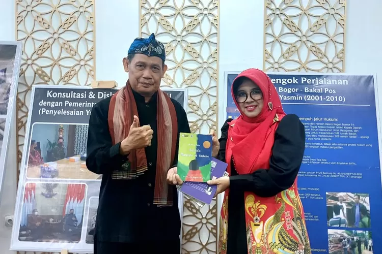 Ace Sumanta (kir) menyerahkan buku ke Ketua Gareulis, Yulia Yulianti di Bogor