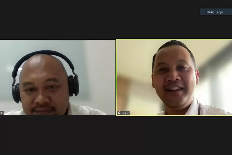 Ketua Pokja Jurnalis Otomotif Promedia Hadi Suprapto bersama VP Corporate Communication Pertamina Fadjar Djoko saat diskusi dalam acara JPP Talk, Senin (28/8/2023). (Dok. JPP Talk)