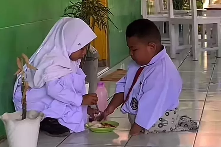 Reski, siswa SD yang viral karena penyandang disabilitas sedang disuapi temannya, Marwah. (TikTok its.nrhlza)