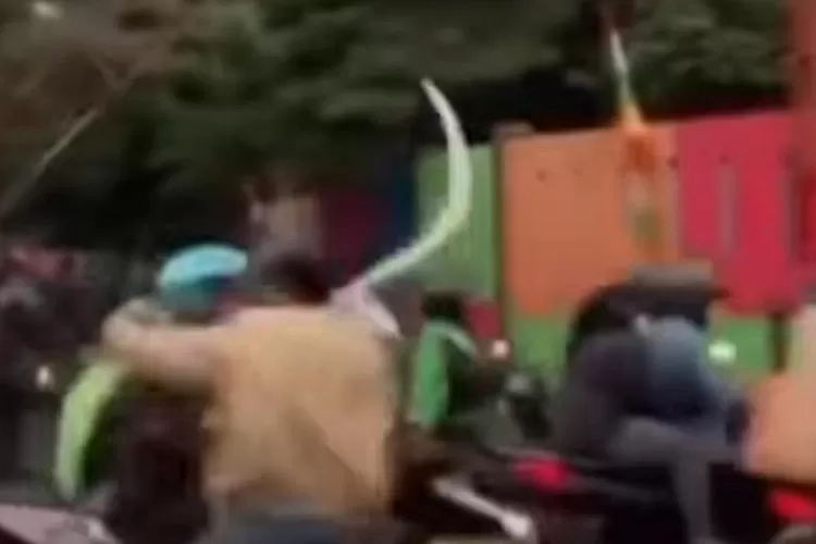 Viral tawuran antar pelajar di depan GOR Ciracas, Jakarta Timur saat kondisi lalu lintas padat kendaraan  (dok. Instagram)