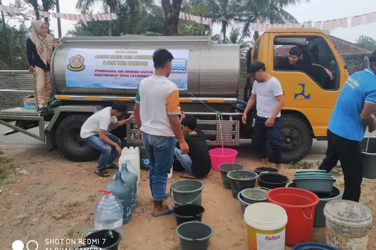 Karang Taruna Leuwimekar saat membagikan air bersih kepada warga
