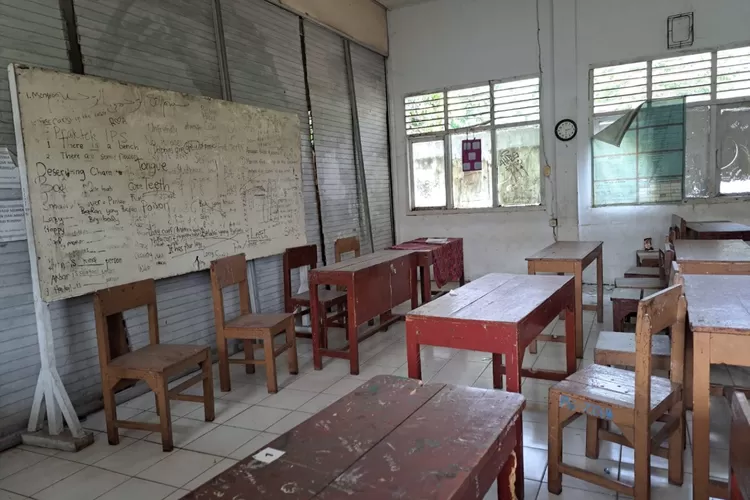 Kondisi kelas di SMP PGRI 16 Kota Bogor yang tutup akibat sepi peminat. (Foto: Reka/Radar Bogor)
