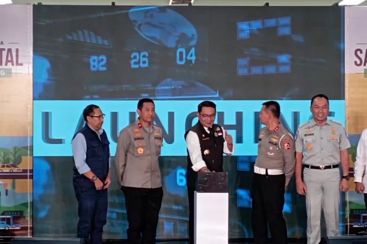 Gubernur Jawa Barat Ridwan Kamil didampingi Kakorlantas Polri Irjen Pol Firman Shantyabudi, Wakapolda Jabar Jabar Brigjen Pol Bariza Sulfi, Dirktur Utama Jasa Raharja Rivan A Purwantono dan Pimpinan DPRD Provinsi Jawa Barat meresmikan Samsat berbasis digital