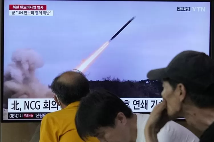 Ilustrasi tembakan rudal dari Korut ke laut Jepang  (Foto: AP/Ahn Young-joon)