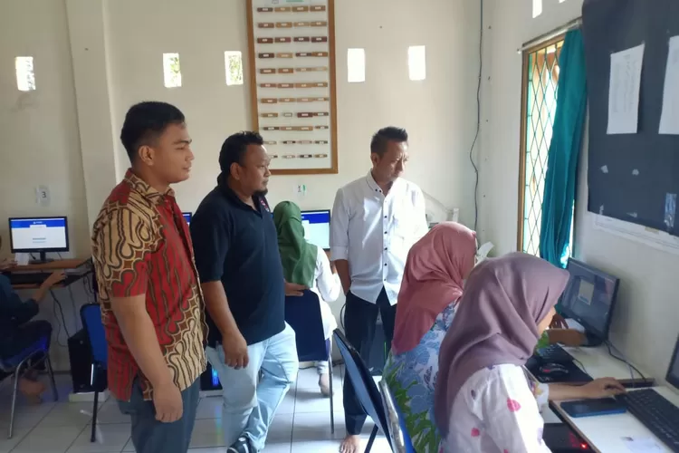 Puluhan peserta didik PKBM Bakti Nusa menggelar ANBK.