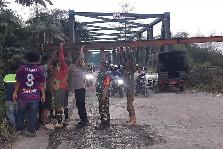 Petugas memasang portal di Jembatan Leuwiranji Bogor