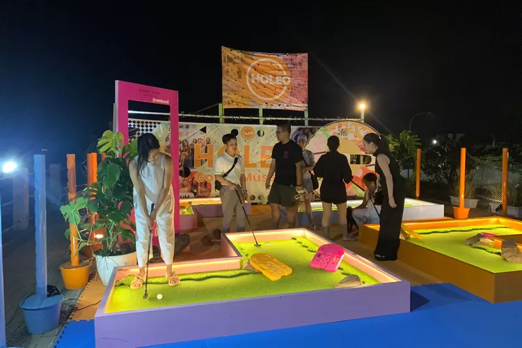 Glow In The Dark HOLEO Pop-Up Mini Golf di Cove At Batavia PIK  (Sumber: dok Pribadi)