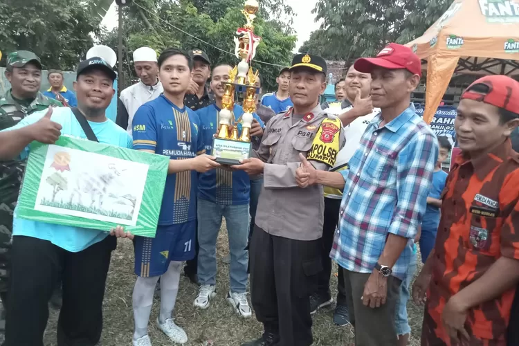Penyerahan hadiah kepada tim RT 08 sebagai juara Liga IPL