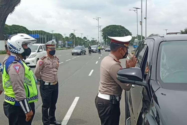 Anggota Sat Lantas Polda Metro Jaya saat mensosialisasikan operasi zebra.  (Sumber: Dok PMJ News)
