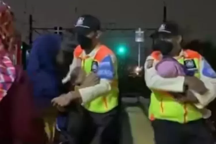 Tangkapan layar video viral seorang ibu yang diduga mengalami baby blues ditenangkan petugas keamanan Stasiun Pasar Minggu (TikTok @akaross_)