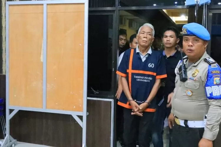 Suami Wabup Labuhanbatu, Freddy Simangunsong ketika diamankan polisi karena sudah mencabuli keponakannya.  (Foto: Dok. Polres Labuhanbatu)