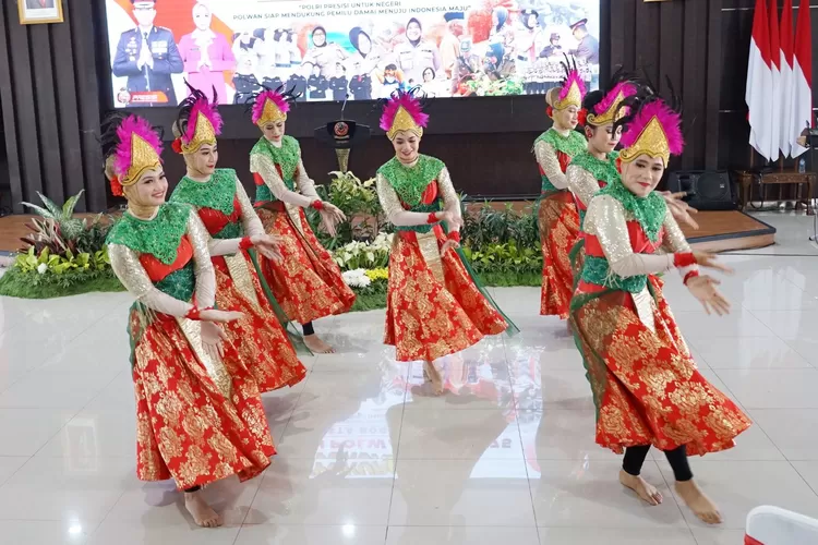 Penampilan tari tradisional saat HUT Polwan di Mapolresta Bogor Kota