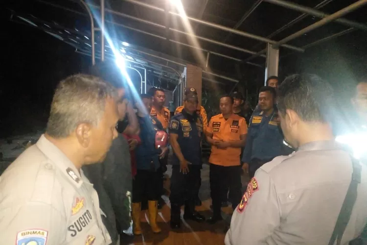Petugas gabungan bersiap melakukan pencarian korban tenggelam di Sungai Cisadane Bogor (Foto : Nasir / RBG.id)