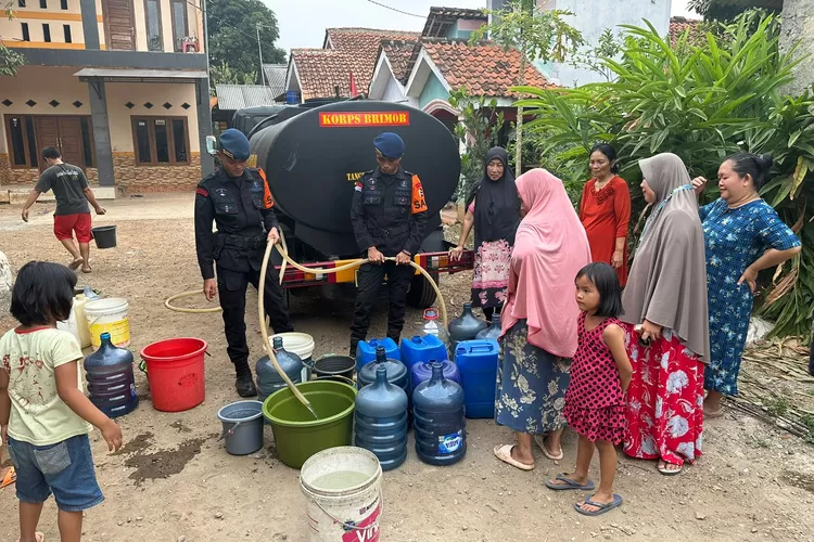 Brimob Kedunghalang kerahkan mobil SAR untuk distribusi air bersih untuk warga Bogor