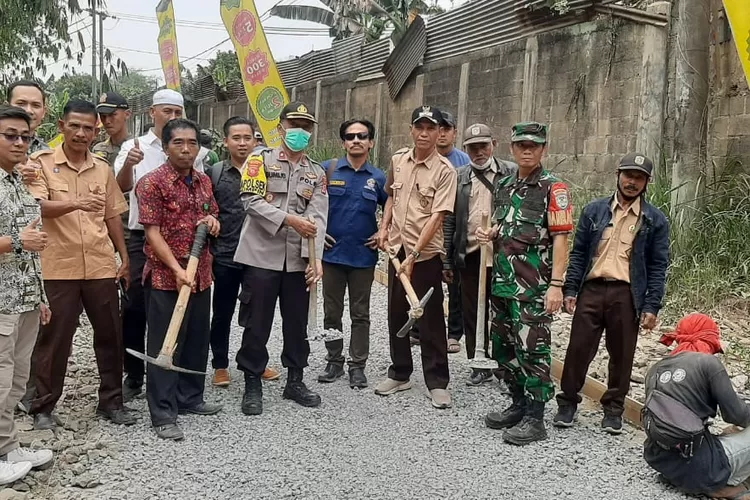 Jalan penghubung dua Kampung di Desa Sukamulya Kabupaten Bogor dibangun menggunakan Samisade.