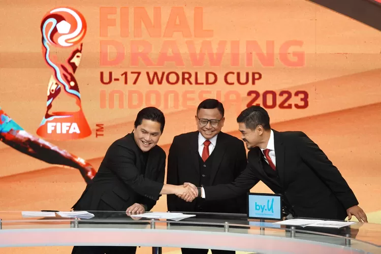 Ketua Umum PSSI, Erick Thohir (kiri) saat undian Piala Dunia U 17 2023