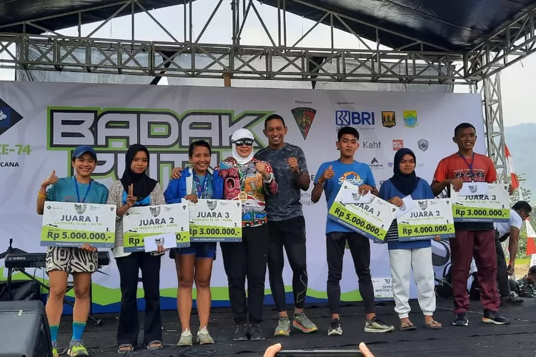 Komandan Korem 061 Suryakancana, Brigjen TNI Anan Nurakhman bersama para pemenang&nbsp;Badak Putih Trail Run, Sabtu (16/09/2023).