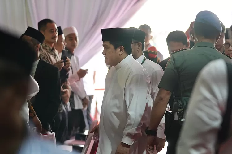 Erick Thohir mendampingi Presiden Joko Widodo di acara Munas dan Konbes NU