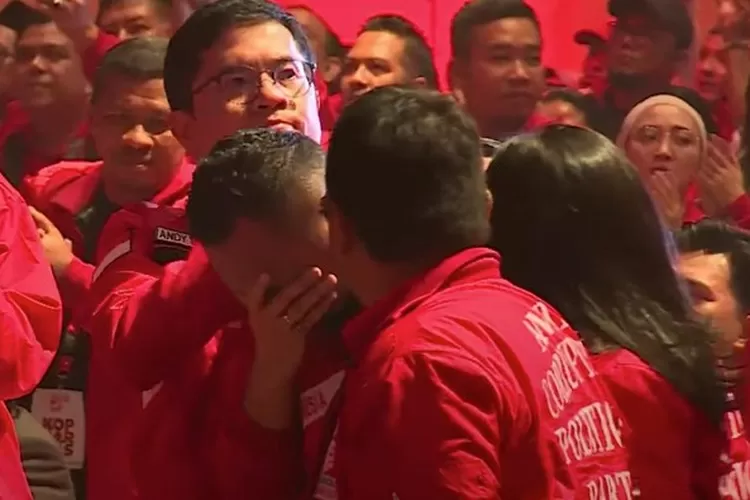 Giring Ganesha menangis usai diangkat menjadi anggota dewan pembina DPP PSI. (Screenshot YouTube PSI)