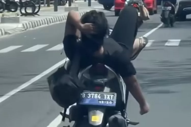Viral pria terkena tilang e-TLE usai bawa motor sambil rebahan di Jalan Margonda, Depok.  (Foto: screenshoot video)